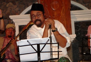 Musisi Djaduk Ferianto tampil membawakan lagu-lagu parodi diiringi Orkes Sinten Remen pada acara 9 Tahun Gelar Budaya Merapi dan pembukaan pameran foto "Sedulur Merapi" di Gubug Selo Merapi desa Mangunsoka, Dukun , Ma